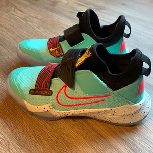 New Nike Zoom Flight (GS) Basketball Shoes Size 3Y Aurora Green/Laser Cr…